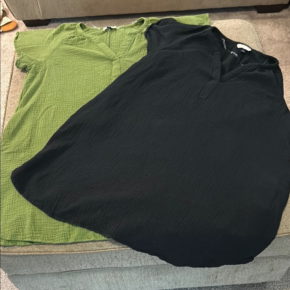 Women's Black and Green V-Neck Dresses